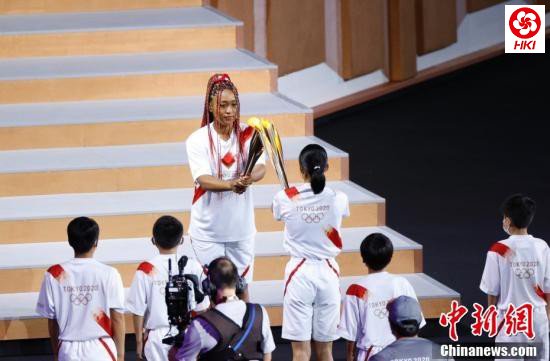 7月23日,第32届夏季奥林匹克运动会开幕式在日本东京新国立竞技场举行。图为最后一棒火炬手、日本网球运动员大坂直美进行圣火传递。 <a target='_blank' data-cke-saved-href='http://www.chinanews.com/' href='http://www.chinanews.com/'><p align=