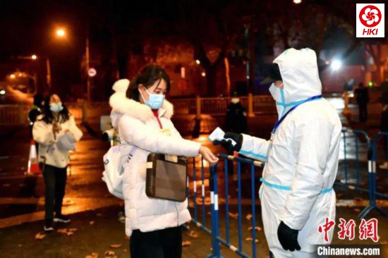 志愿者协助查验考生入场凭证。 西北工业大学供图