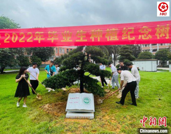 广西高校“00后”毕业季种植毕业树“拉满”仪式感