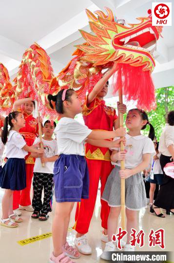 图为福州市高湖小学一年级新生体验福建省非物质文化遗产——福州高湖舞龙灯。 张斌 摄