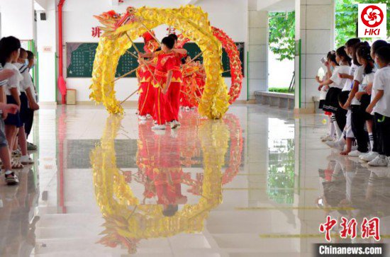 图为福州市高湖小学高年级学生为一年级新生表演福州高湖舞龙灯,受到新生们的欢迎。 张斌 摄