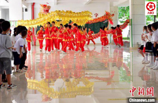 图为福州市高湖小学高年级学生为一年级新生表演福州高湖舞龙灯,受到新生们的欢迎。 张斌 摄