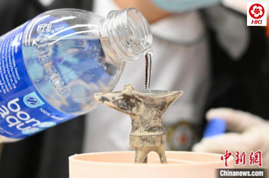 学生为“考古盲盒”中得到的古代酒杯装满水。 李志华 摄