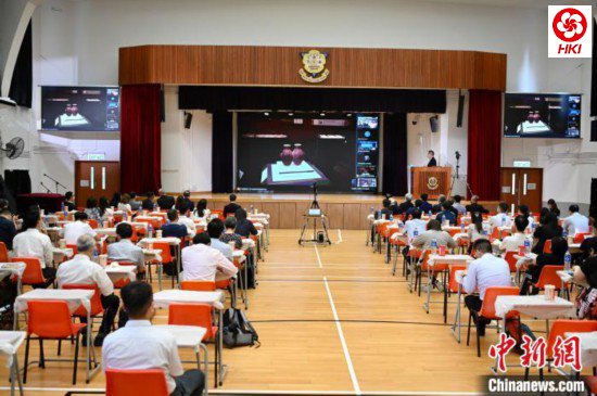 现场师生参与云端游学参观河南博物院。 李志华 摄