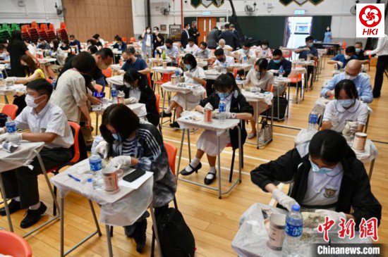 现场师生化身考古学家,体验考古乐趣。 李志华 摄