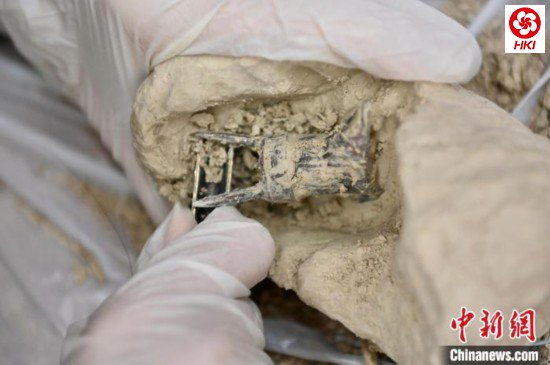 现场师生除去“文物”外层的泥土。 李志华 摄