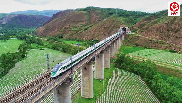 时速160公里复兴号动车组开上青藏铁路。