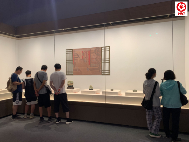 游客在中国园林博物馆参观。人民网记者刘颖颖 摄