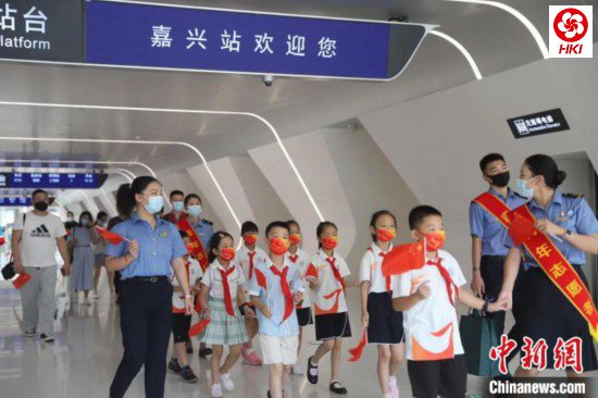 国庆首日“红色火车站”成爱国主义教育热门“打卡地”