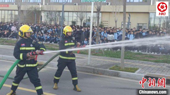 河北邯郸2000余名师生开展消防应急逃生演练