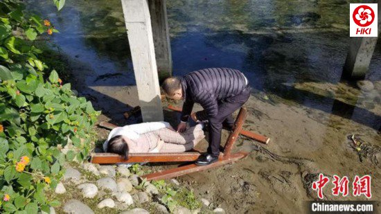 成都街头上演暖心一幕:银行员工挺身营救坠河老人