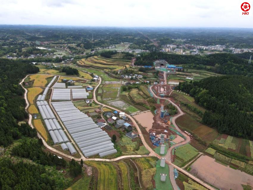 线路建设如火如荼，超1.5万建设者奋战一线。成达万高铁公司供图